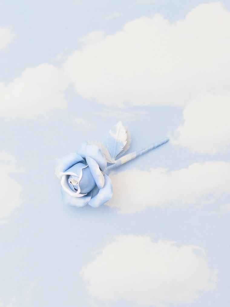Headwear and corsages crafted with a focus on simple colours, shapes and materials. Each piece is handmade in our atelier.。