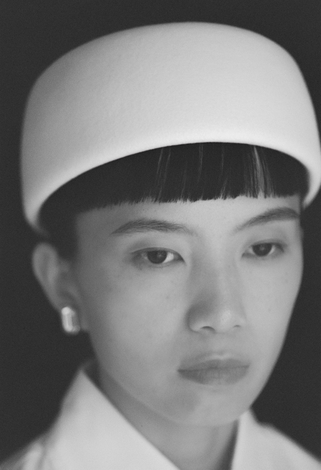 Headwear and corsages crafted with a focus on simple colours, shapes and materials. Each piece is handmade in our atelier.。