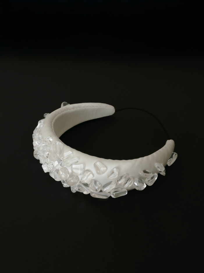 Headwear and corsages crafted with a focus on simple colours, shapes and materials. Each piece is handmade in our atelier.。