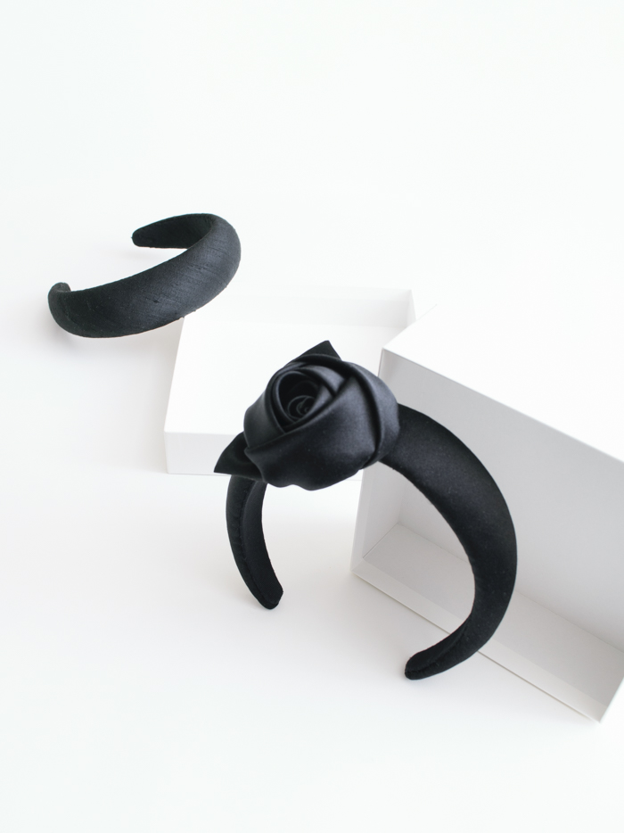 Headwear and corsages crafted with a focus on simple colours, shapes and materials. Each piece is handmade in our atelier.。