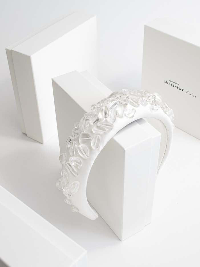 Headwear and corsages crafted with a focus on simple colours, shapes and materials. Each piece is handmade in our atelier.。