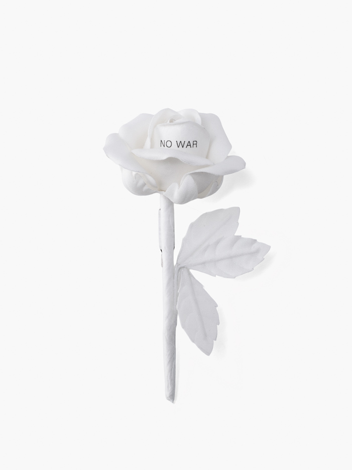 Headwear and corsages crafted with a focus on simple colours, shapes and materials. Each piece is handmade in our atelier.。